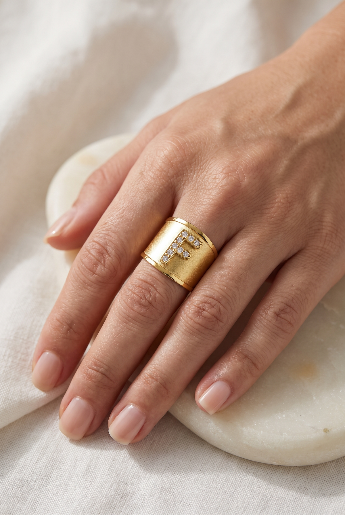one letter ring Main image